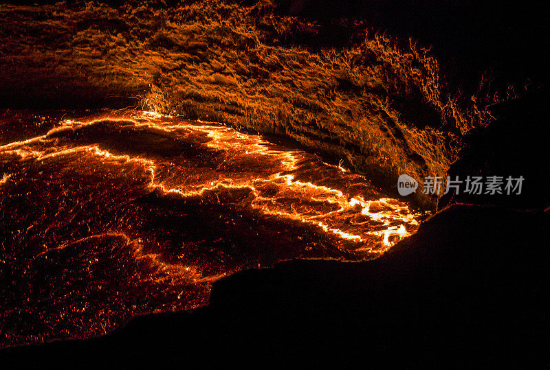 全景Erta Ale火山口，融化的熔岩，达纳基尔洼地，埃塞俄比亚